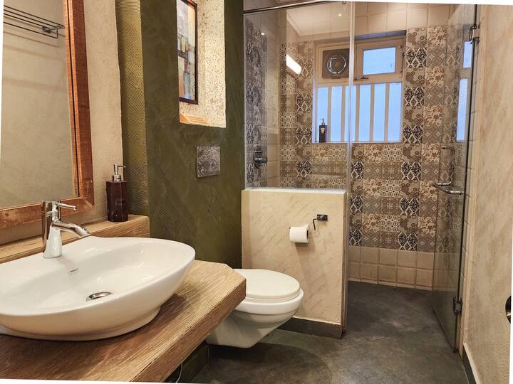 Full bathroom 1 image 1