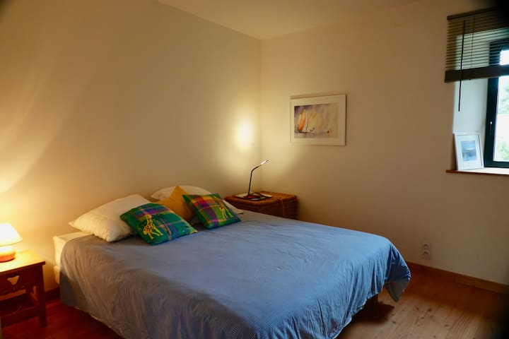 Двокреветната соба се претвора во брачен кревет (широк 150-179 см) со душек