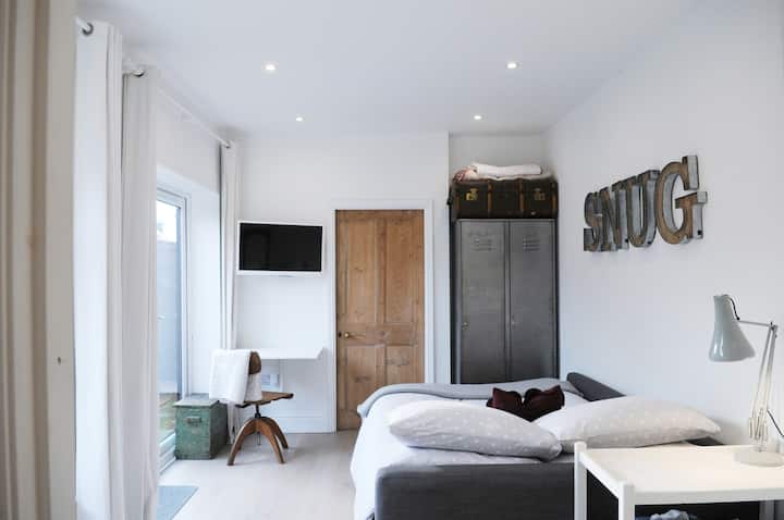 'The Snug' Nr York At Old Station Master's House. - Selby