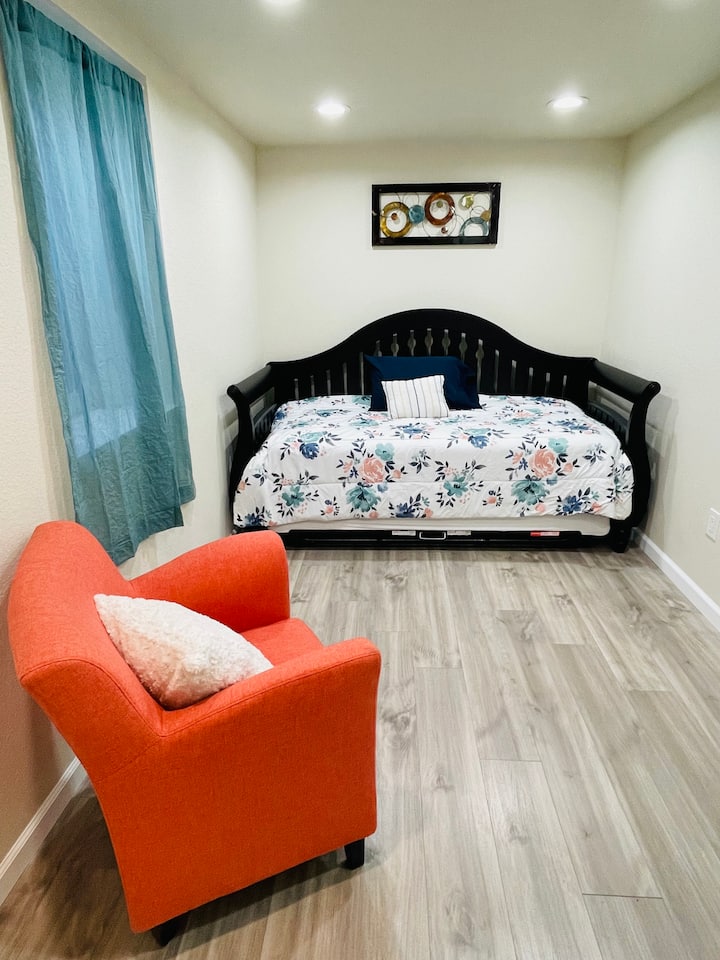 3号卧室：矮床（两张双人床） 