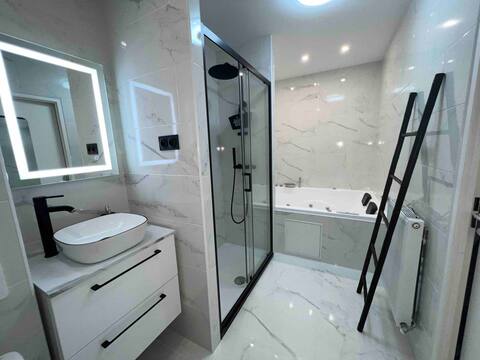Stunning condominium with a jacuzzi 🔑🛁😍