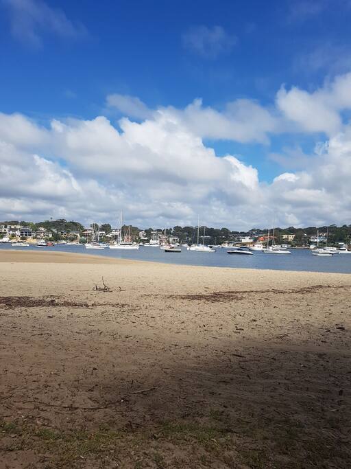 unit is close to the gunamatta park and close to ferry boat to bundeena