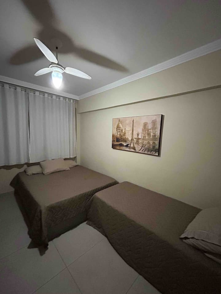 סוויטה עם מיטת קווין סייז ומיטת יחיד עם מיטת יחיד נפתחת מתחת ל -4 אנשים. 