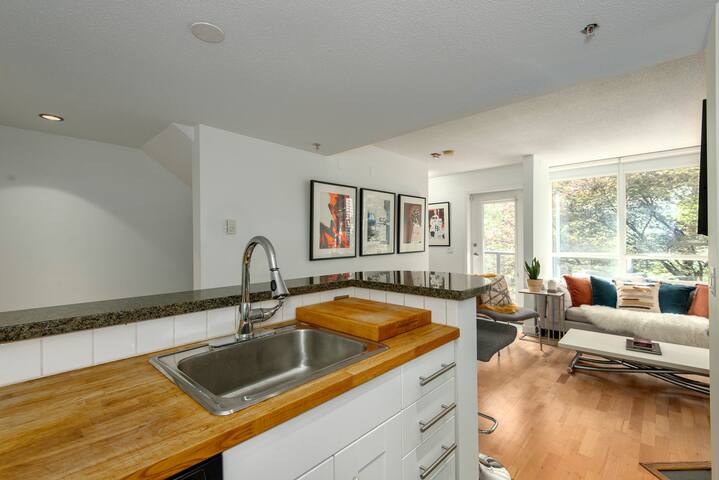 World Cup Townhome Across from Wall Centre gallery image 3