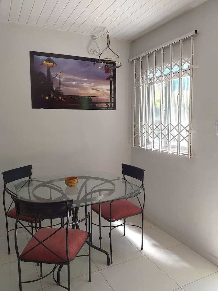 Chumba chenye meza na viti 4