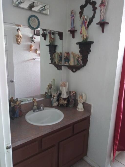 Él baño está decorado. Con Ángeles.