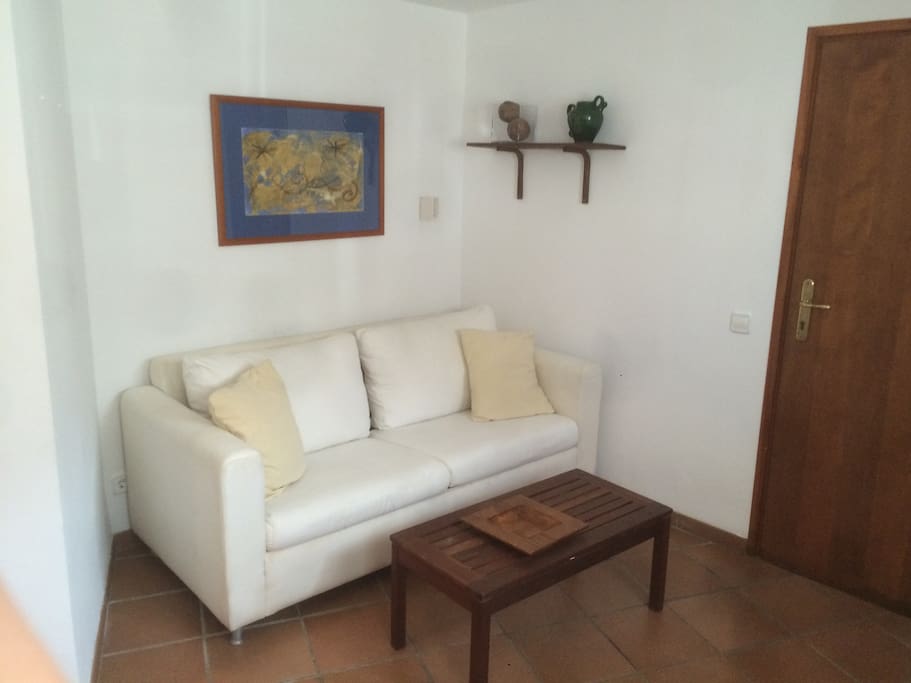 sofa cama en estancia contigua