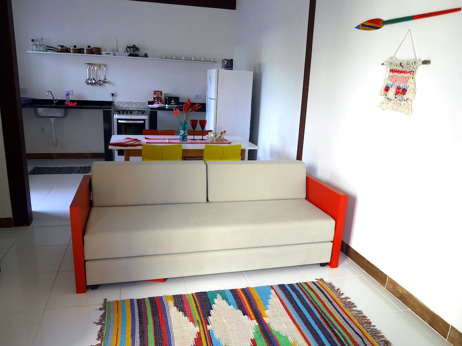 Sala de estar com sofá-cama e cozinha / Living room with sofa-bed and kitchen