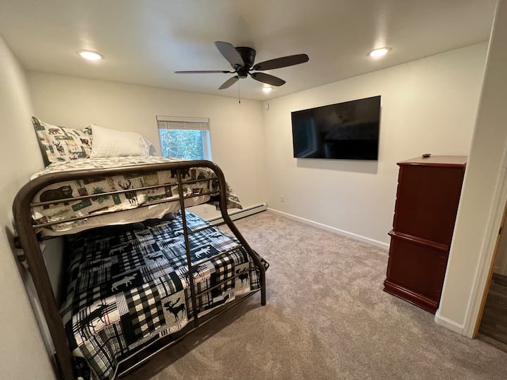 חדר שינה 3       (מתאים לעד 5 ילדים)

• מיטת קומתיים, תאומה מעל מזרן נוסף נוסף (מלא) מתחת למיטה 
• מזרן ספוג זיכרון ומגן
• טלוויזיה 65אינץ'
• שידה
• ארון (שמיכות נוספות בארון)
• מאוורר תקרה