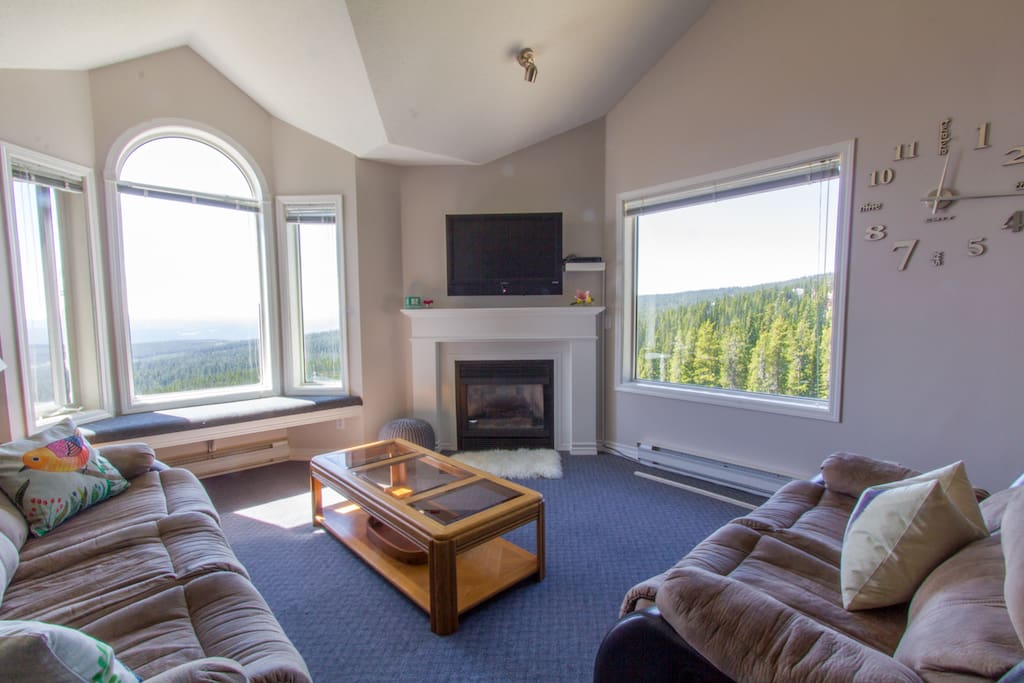 A Large Main Living Area for Lounging & Enjoying the Views. Plenty of Light and Windows to Watch Skiers Pass By. Top Floor, Quiet Unit.