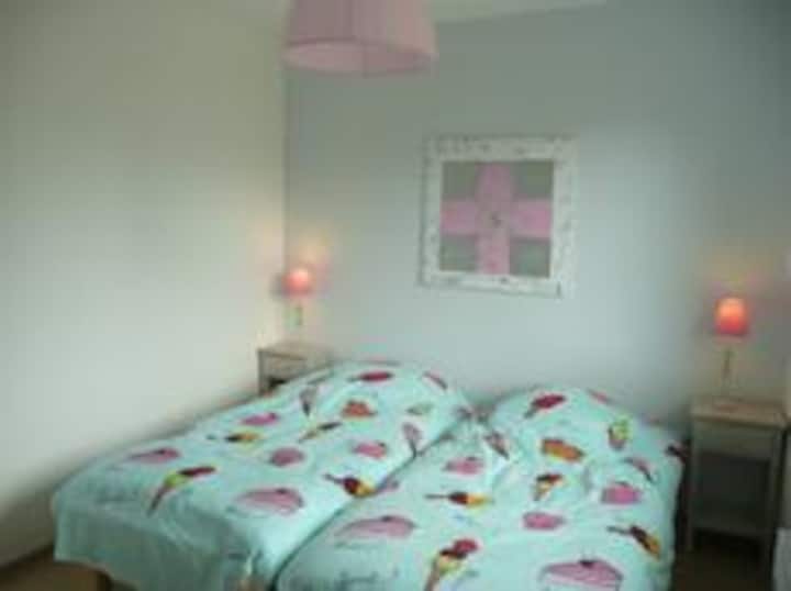 1st Floor 2 Bed Pink Room