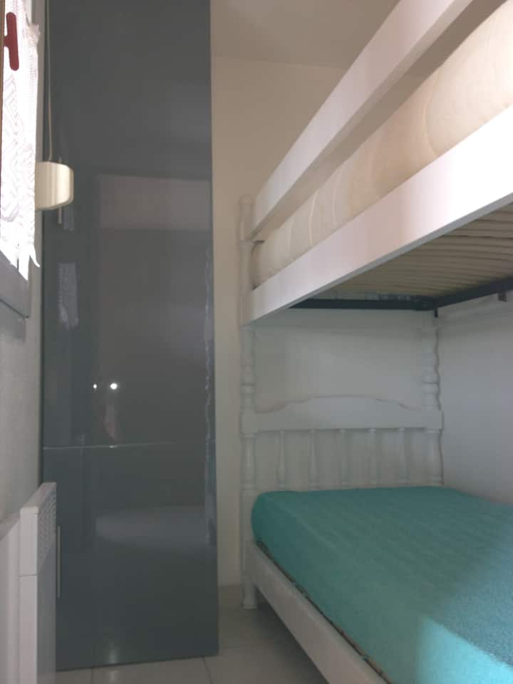 spálňa s oknom poschodovej postele