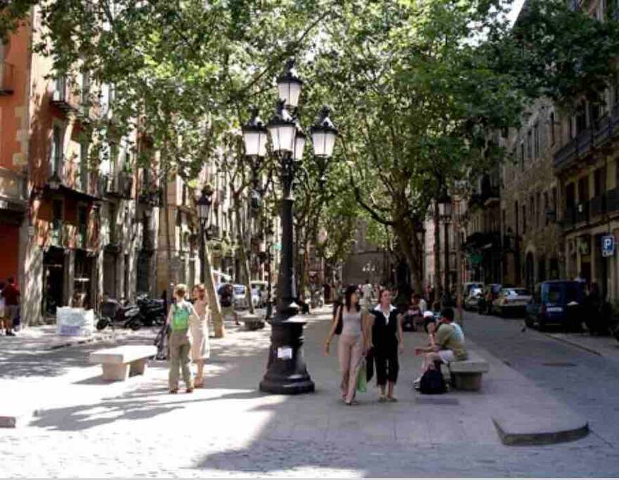 El born barcelona. Барселона улицы. Barcelona mercat del born. Борн барселона. Испания валенсия улочки.
