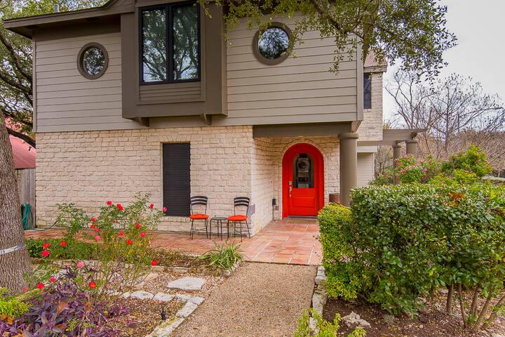 Central | Private Pool | 5 bed/4 bath house. gallery image 3