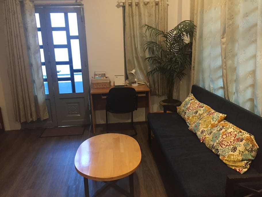 Travelers often like to do a research about places that they have never been to and would love to have a friendly workspace, like this corner for example.