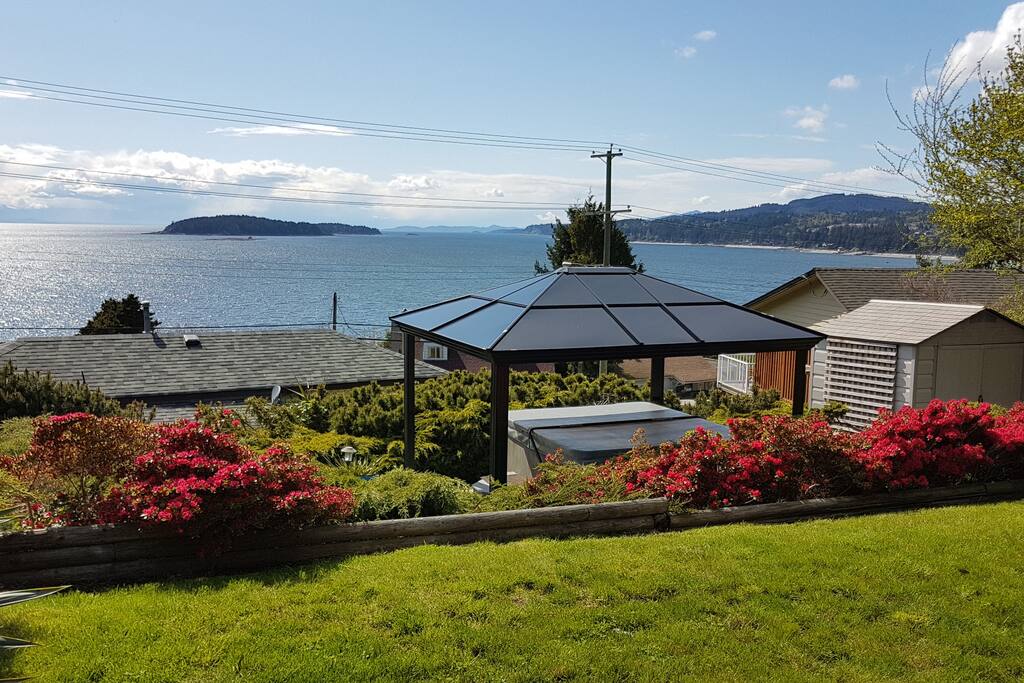 Romantic Cottage, Hot Tub, View Cabins for Rent in Sechelt, British Columbia, Canada