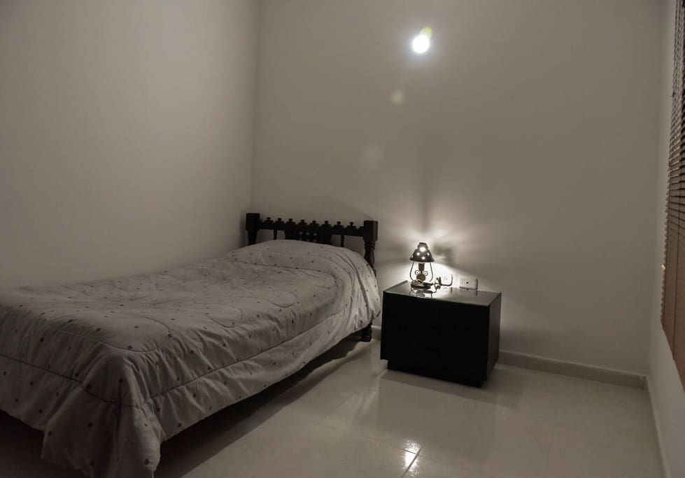 Habitación # 1. buena iluminación si prefieres leer.