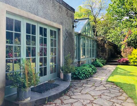Charming rural retreat in beautiful gardens