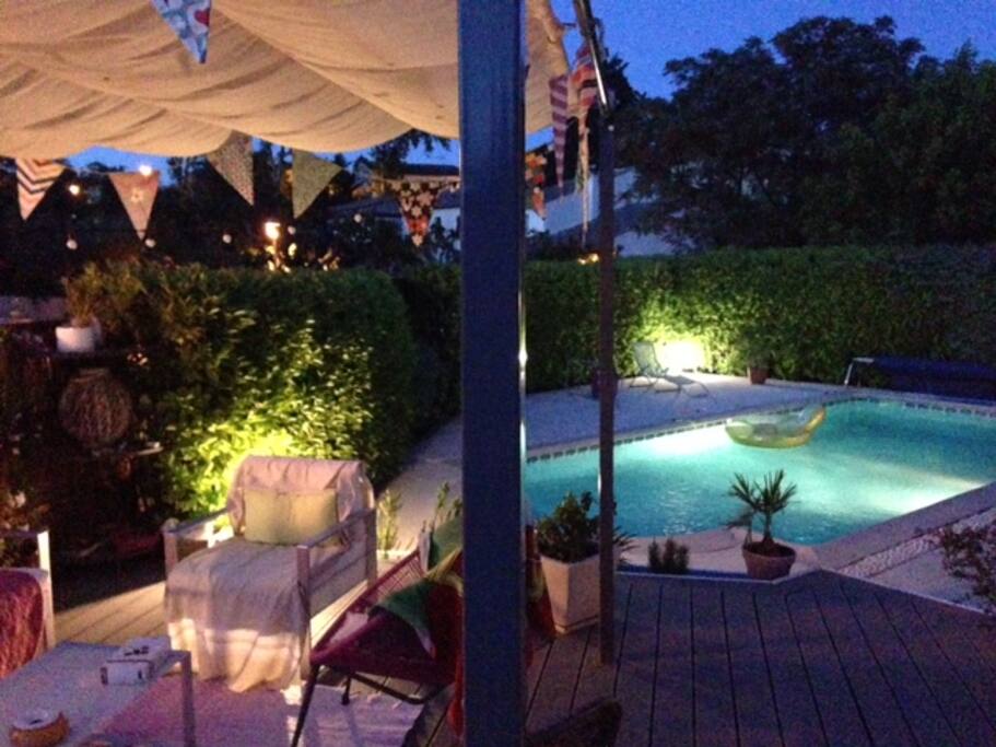 la piscine... le soir...