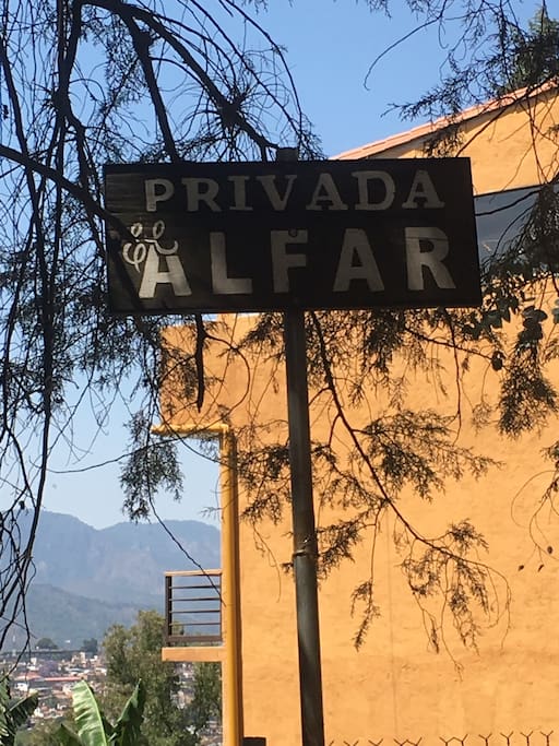 Señalamiento de la Privada el Alfar donde se ubica Casa de Campo "La Pieza"