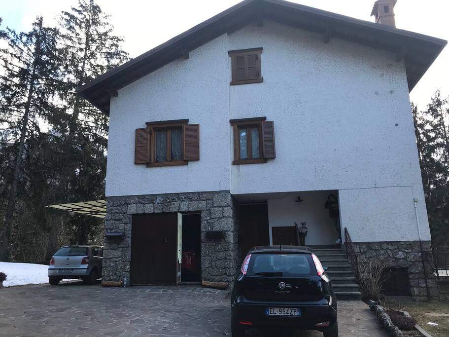 Esterno della casa con piazzale/parcheggio utilizzabile dagli ospiti (max. 1 auto).