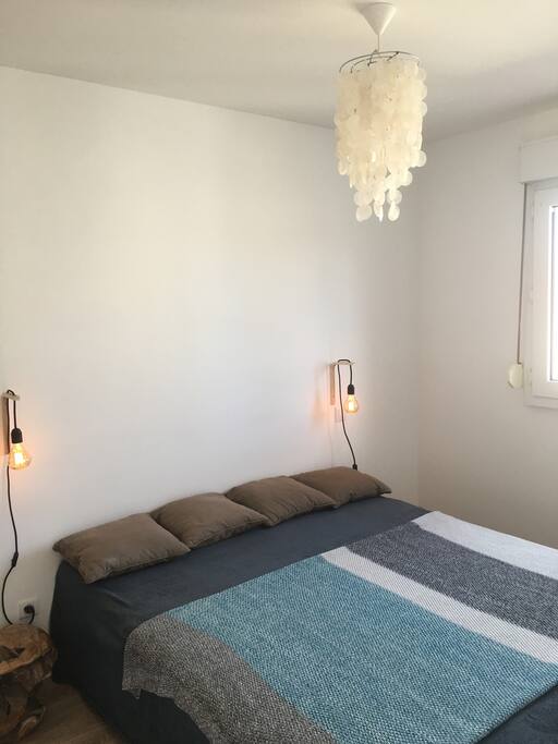 chambre cosy avec déco soignée