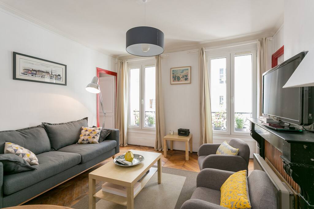 Livingroom - With a sofa three places, two armchairs, a coffee table, a table for meals, a TV and a wi-fi access. Salon - Equipé d'un canapé 3 places, de deux fauteuils, d'une table basse et d'une table pour les repas avec une rallonge si besoin. Canapé 3 places mais il n'est pas convertible. The sofa can't be used as a bed.