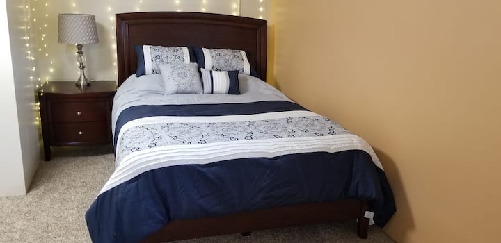 [Bed]
Queen size bed with nightstand lamp