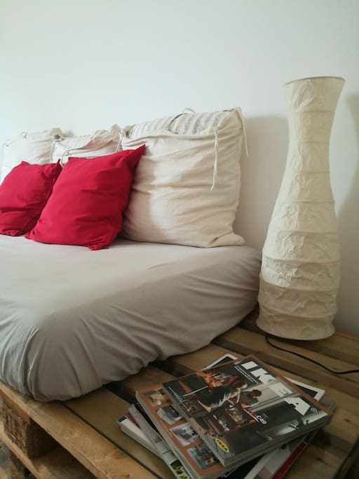 Il divano è ricavato da una struttura pallet e materasso singolo molto comodo, ha a disposizione uno spazio comodino e una lampada per la lettura.