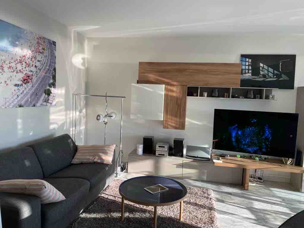 סלון , מטבח אמריקאי, נפתח למרפסת הפנורמה של הים.