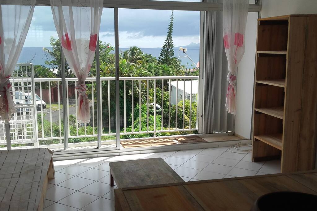Vue sur la mer depuis le balcon