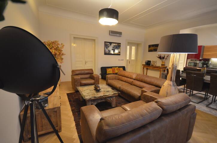 Grand Luxury – Collection Kozi – Old Town Square gallery image 3