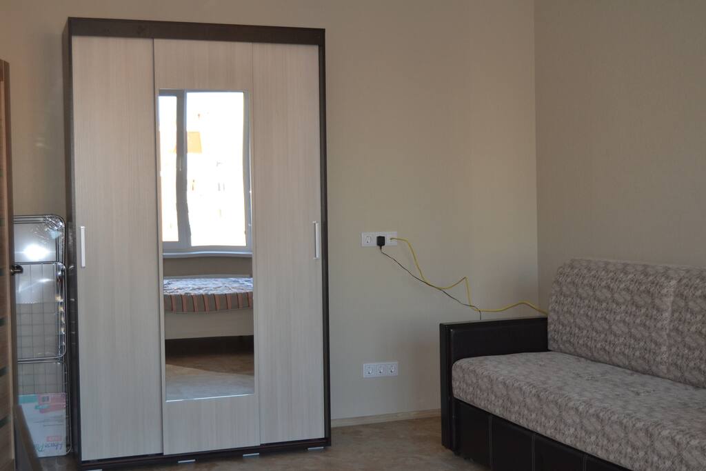 Closet and sofa bed. Шкаф и диван-кровать.