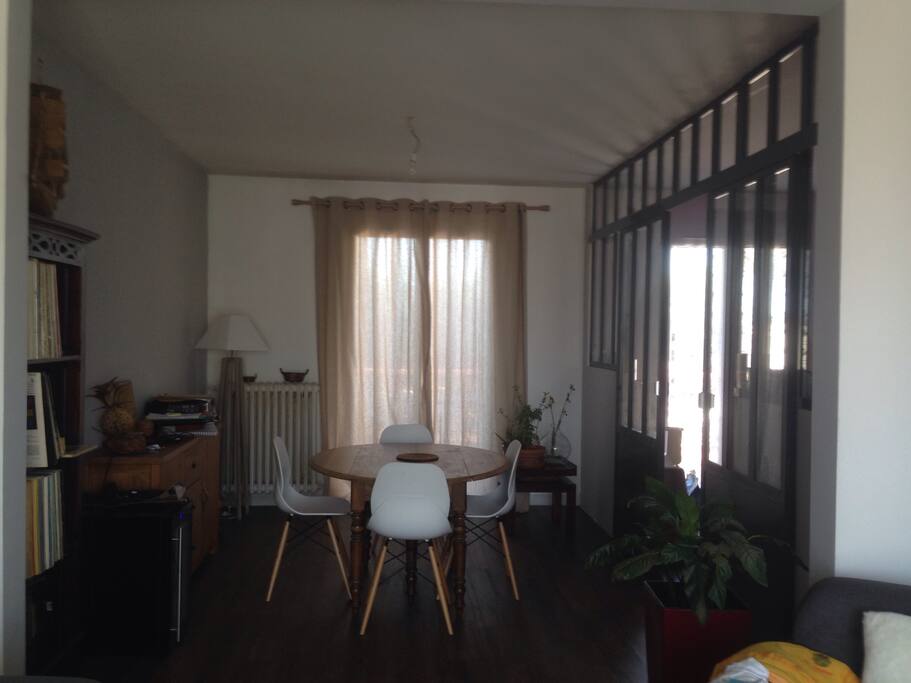 Salle à manger ouverte sur le salon et verrière qui donne sur la cuisine
