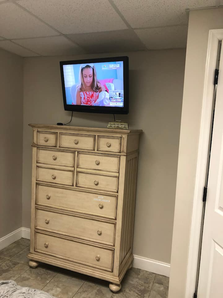 Televisión/cómoda en el segundo dormitorio (dos camas tamaño queen)