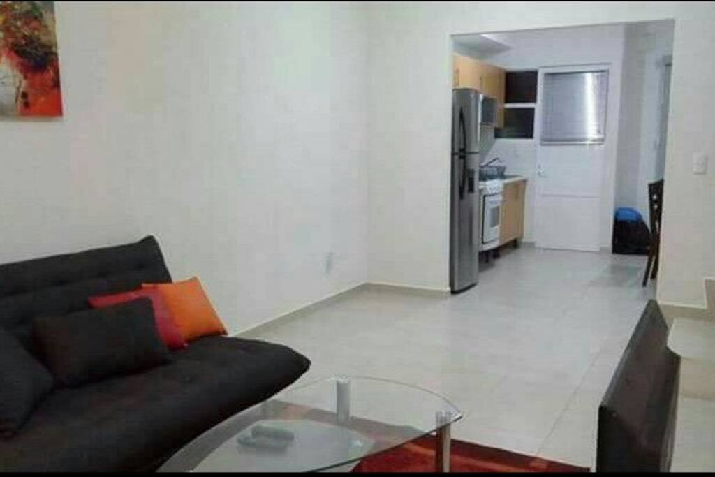 vista de la sala hacia la cocina y el comedor