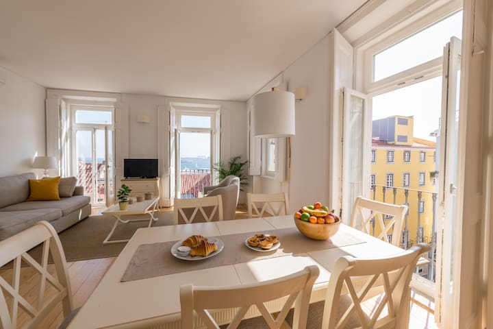 Alfama by the cathedral