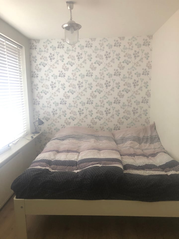Slaapkamer 2 beschikt over een aircooler, grote werktafel, kledingkast en loveseat