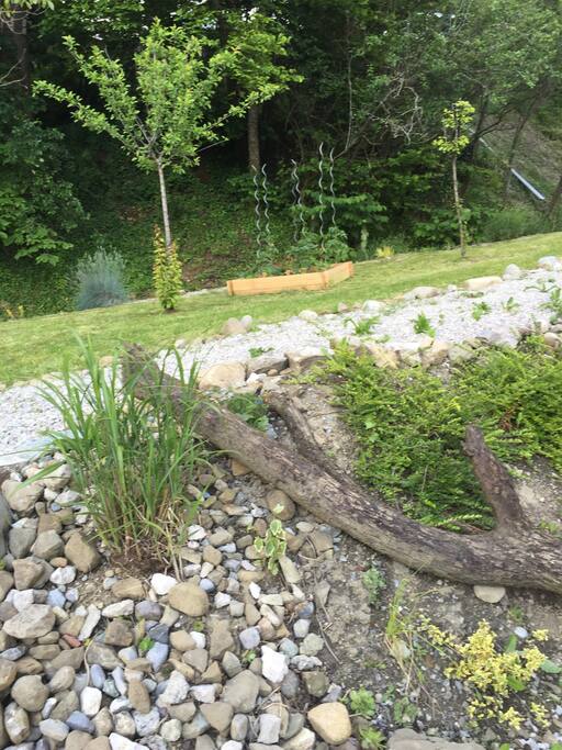 le jardin fait tout le tour de la maison