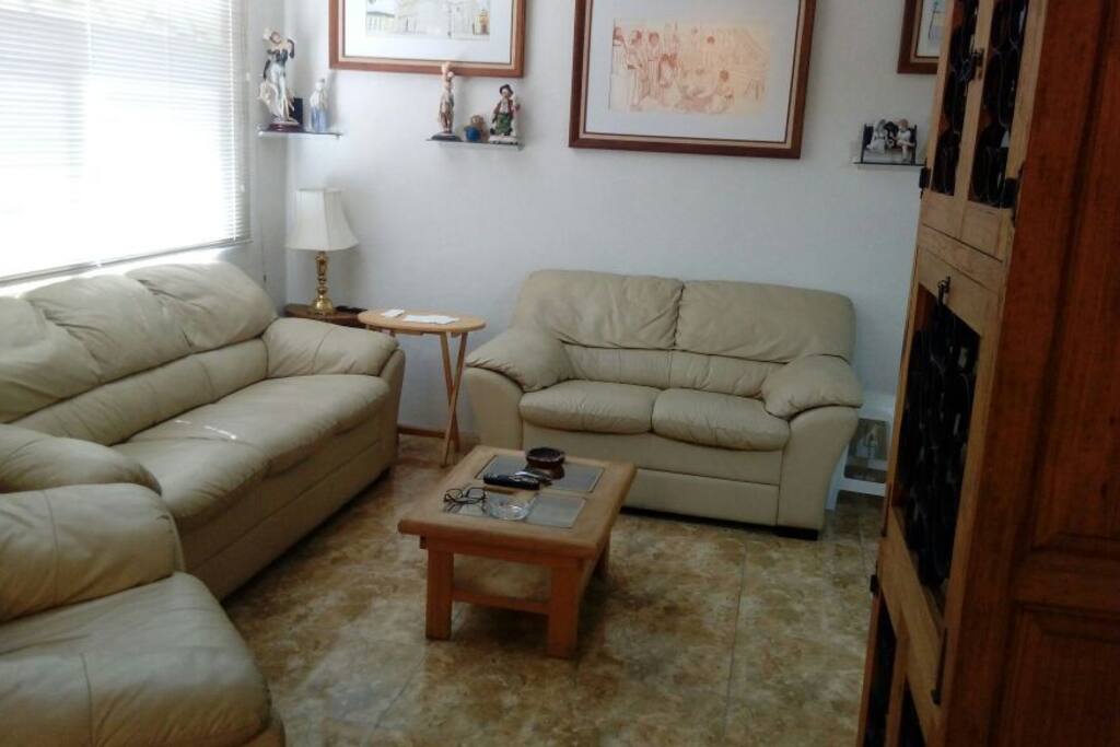 sala con pantalla de 55"
