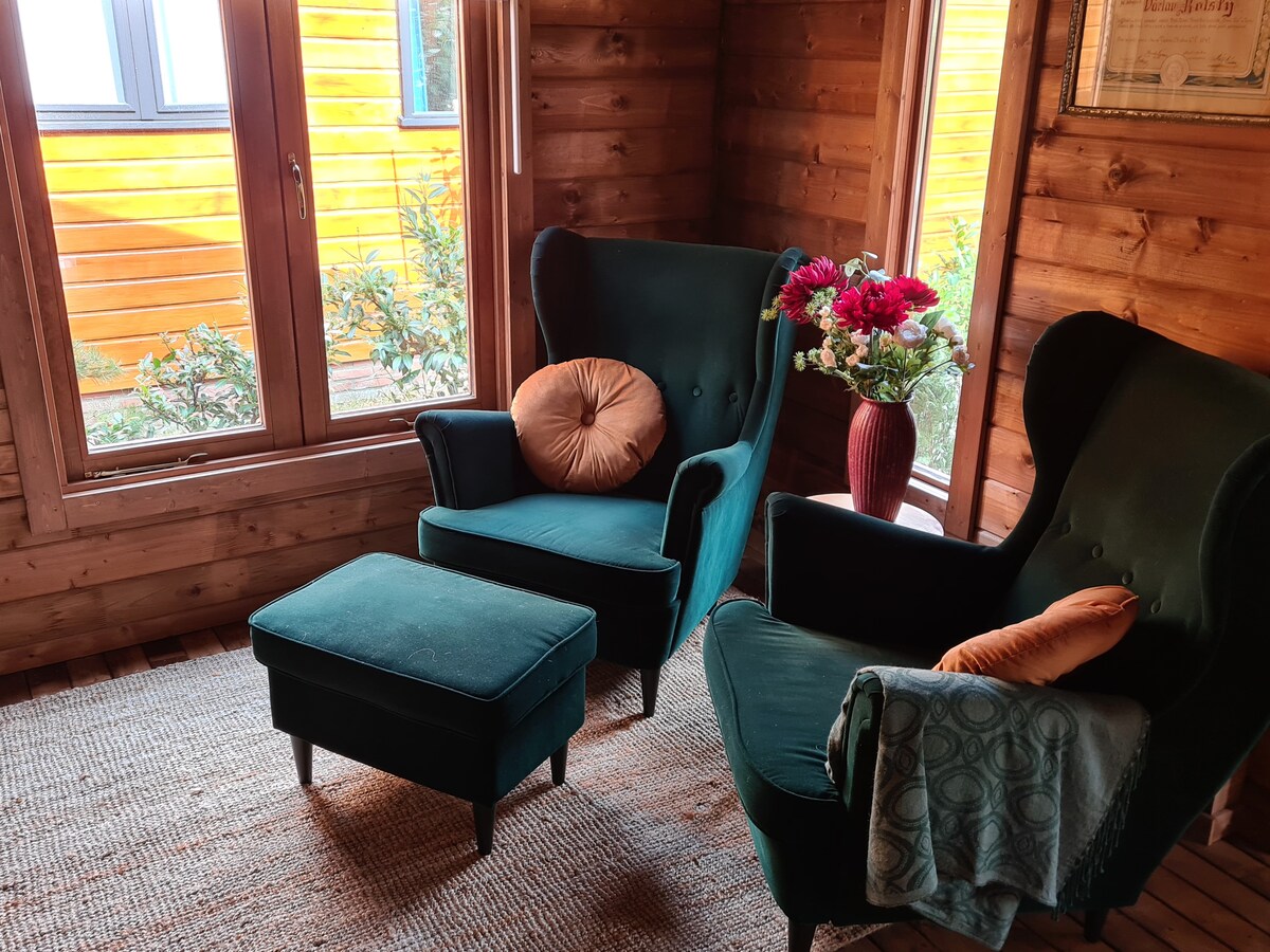 Top Airbnb: Wooden forest house with large veranda in small park in Wijk 01 Bosgebied En Krachtighuizen