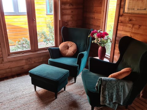 Top Airbnb: Wooden forest house with large veranda in small park in Wijk 01 Bosgebied En Krachtighuizen