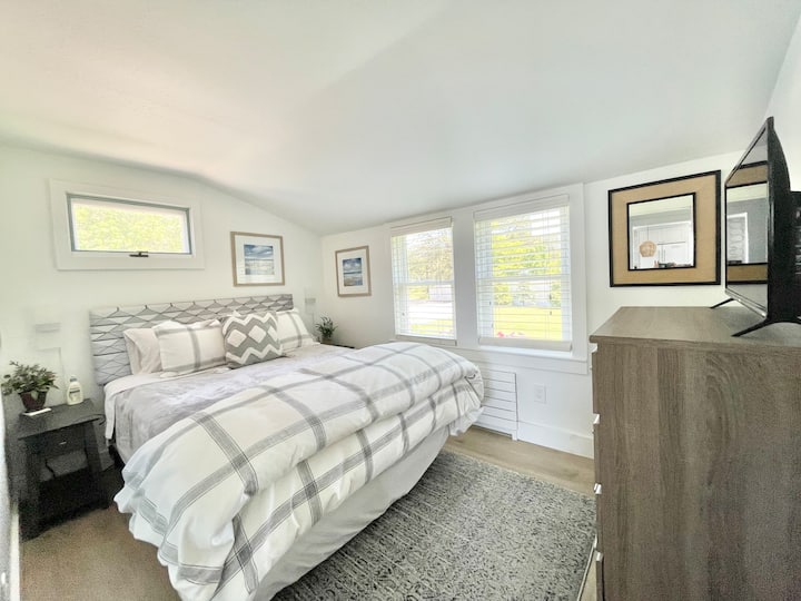 Segundo dormitorio con cama tamaño queen. Cómoda de plumas y almohadas de primera calidad. Vestidor y armario en el dormitorio.