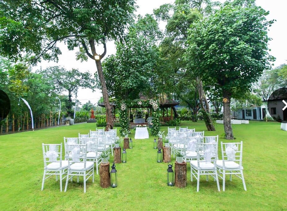 A carefully manicured garden with large trees, an ideal place to celebrate your parties.