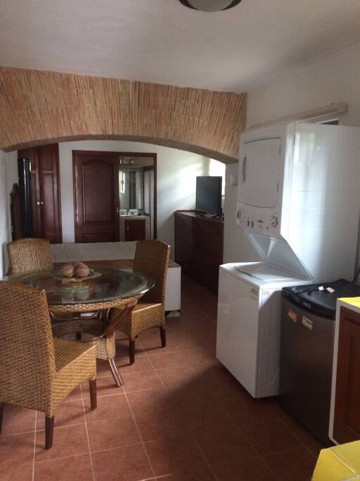 El departamento cuenta con comedor equipado.