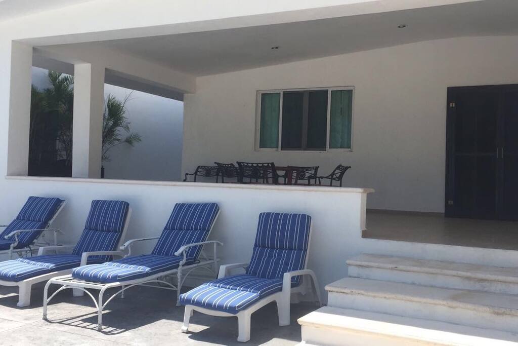 Camastros incluidos y mesa de jardín en terraza techada