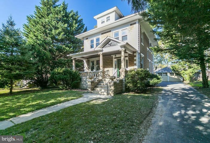 Charming Colonial Queen BdRm in Historic District