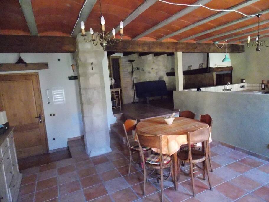 Al fons la sala d'estar amb un foc a terra.