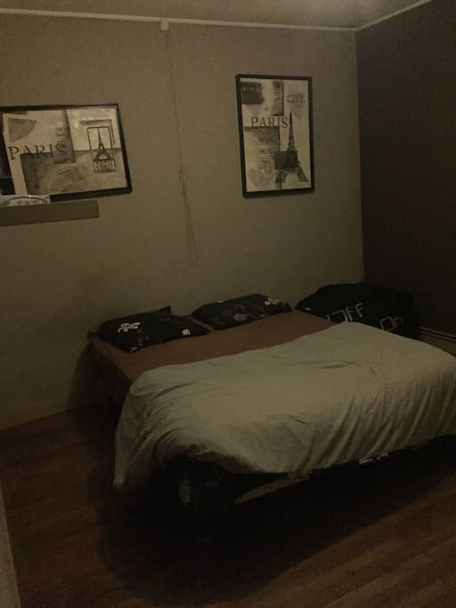 voici votre chambre avec un lit pour deux