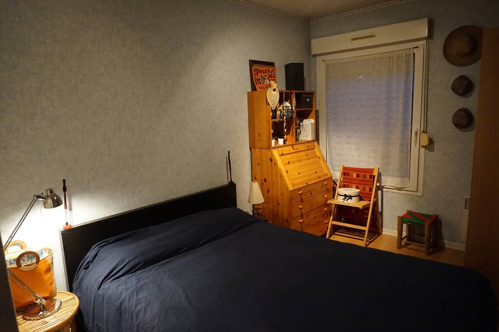 Petite chambre mais avec un grand lit très confortable